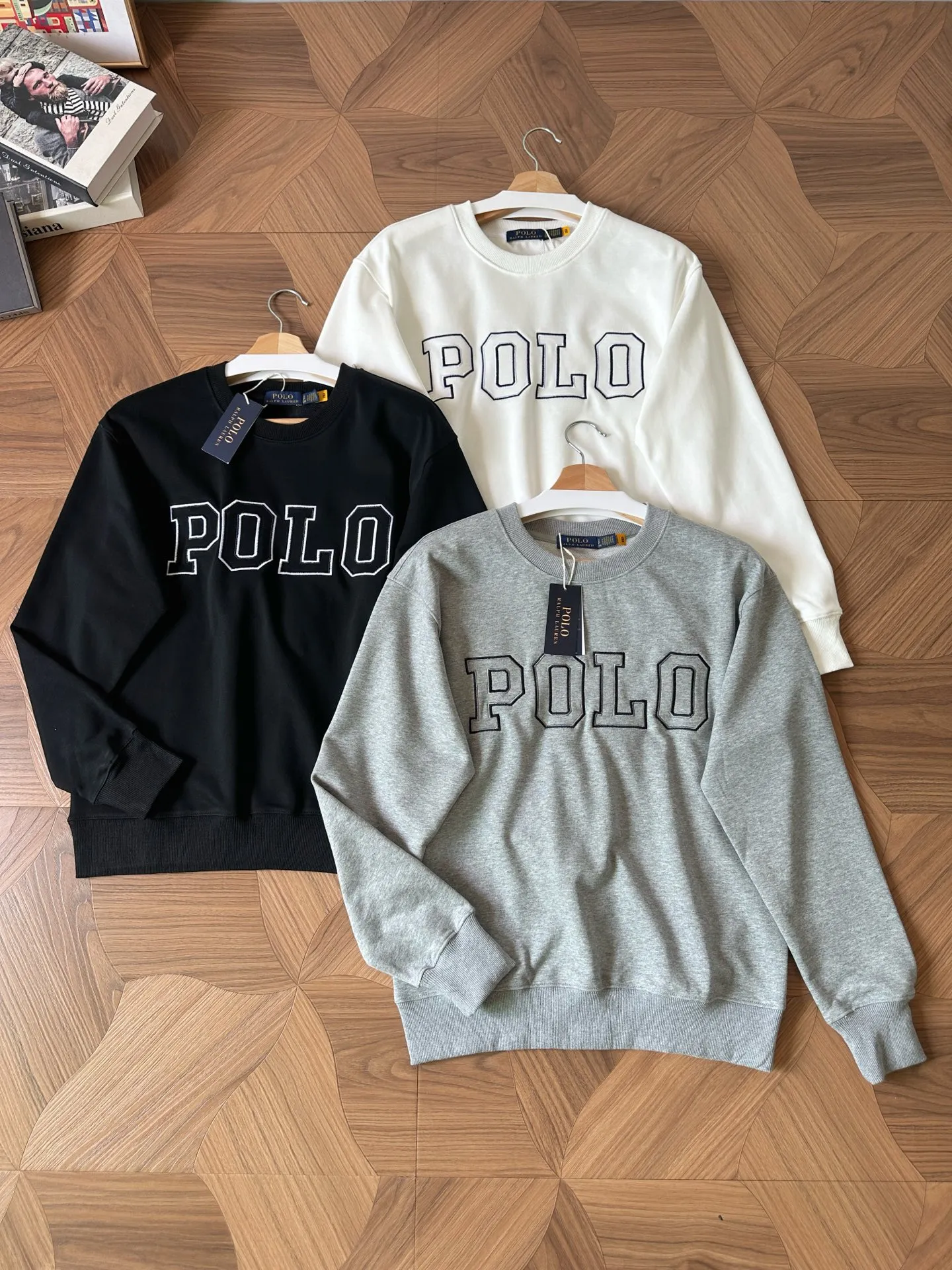 P220 Style No.: RL021] RalphLauren/Ralph Lauren 2025 new autumn and winter terry sweatshirt large POLO English letters embroidered logo Ralph Lauren age-reducing item, the coat fabric is made of 60% cotton➕40% polyester, which not only retains the softness, comfort and breathability of cotton, but also adds the wear resistance and wrinkle resistance of polyester fiber, making the clothes more durable and easy to care for. Even in slightly cooler weather, you won't feel stuffy when wearing it. This kind of fabric has a natural crisp feel and is not easy to pill or deform. The flying pigeon on the chest is embroidered with the brand's large logo in English letters. The color is full, full of three-dimensionality, and lifelike, adding a bit of liveliness and interest to the entire sweatshirt. There is no pressure to dress, regardless of age or gender. Complete accessories! Color: Gray Size: S-xL S Shoulder width 53 Bust 110 Length 67 Sleeve length 58 M Shoulder width 54 Bust 114 Length 69 Sleeve length 59 L Shoulder width 55 Bust 118 Length 71 Sleeve length 60 xL Shoulder width 56 Bust 122 Length 73 Sleeve length 61